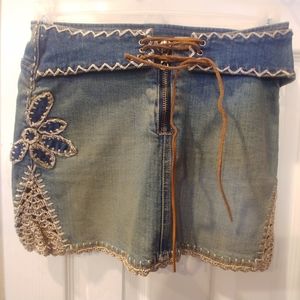 BEBE SIZE 4 GRAPHIC DENIUM VINTAGE SKIRT